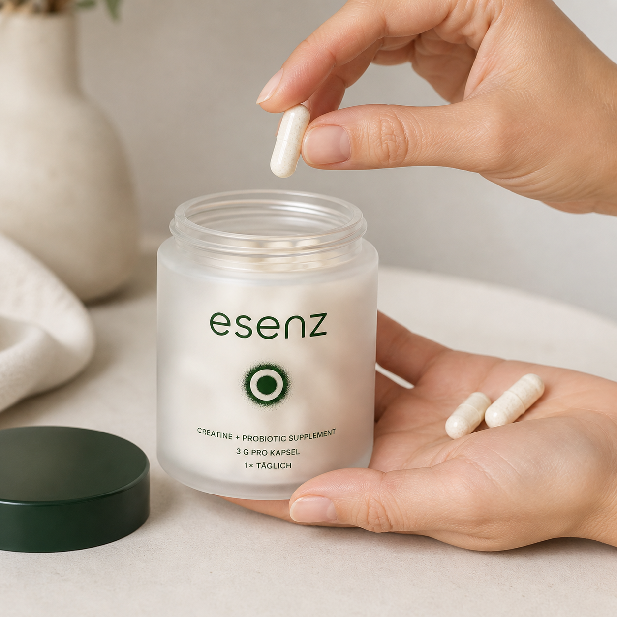 Kapseln und Esenz Dose in der Hand